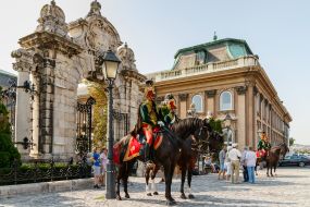 Гусарська кінна варта патрулює територію Будайської фортеці