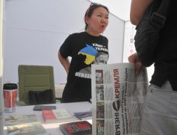 Активистка распространяет тематическую газету с информацией и историями политзаключенных