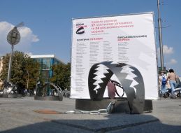 Капкан и информационный плакат на площади Конституции