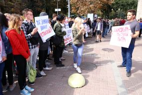 Акция под зданием Нацсовета по вопросам телевидения и радиовещания