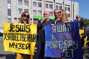 Александр Ройтбурд и митингующие