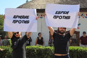 Участники митинга держат плакаты