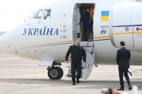 Владимир Зеленский встречает украинских политзаключенных возле самолета