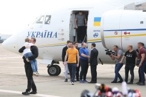 Владимир Зеленский встречает украинских политзаключенных