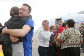 Встреча украинских политзаключенных в аэропорту "Борисполь"