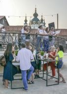 Street cafe on St. Andrew's Descent