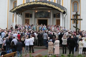 Metropolitan Epiphanius communicates with believers