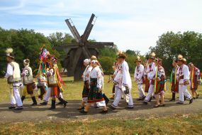 The amateur team plays the wedding