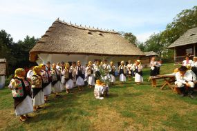 The national team from Banilov reproduces the Hutsul wedding