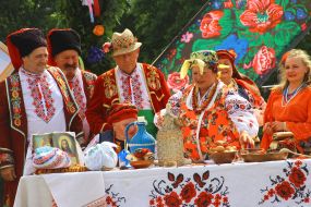 The folk team reproduces the wedding rite