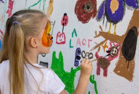 Девочка рисует кота