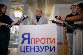 Вадим Рабинович держит плакат с надписью "Я против цензуры"