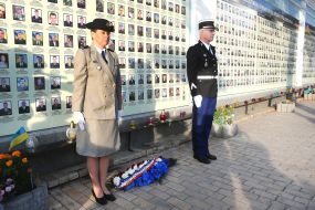 Церемония возложения цветов к Стене памяти