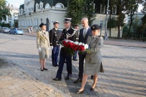 Этьен де Понсен возлагает цветы к Стене памяти