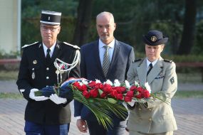 Этьен де Понсен возлагает цветы к Стене памяти