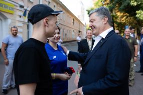 Petro Poroshenko and released Ukrainian naval sailors