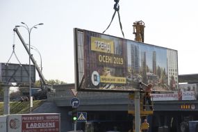 Dismantling of advertising constructions