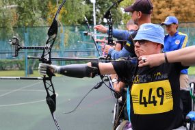 Participants of "Igor Neskoreny" shoot from the bow