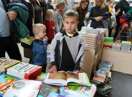 Мальчик рассматривает книгу