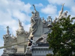 Experts examine the front of the House with chimeras