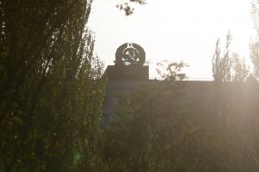 Покинутий 16-поверховий житловий будинок, прикрашений гербом СРСР