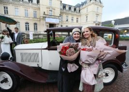 Учасники заходу біля автомобіля «AC4 Berline Luxe»