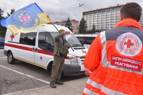 Активист держит флаг