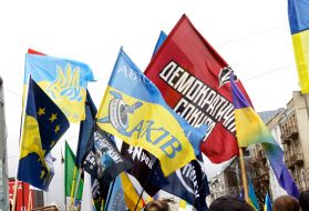 Люди держат флаги