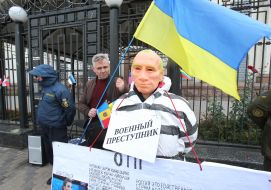 Активист в образе Путина