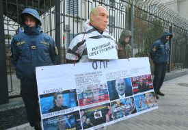 Активист в образе Путина