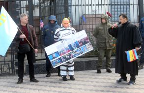 Активист в образе Путина