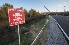 Предупредительная табличка с надписью "Стоп мины!"