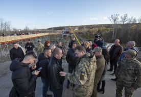Андрей Загороднюк общается с жителями Станицы Луганской