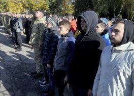 Призывники выстроились на плацу