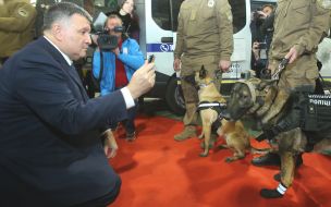 Arsen Avakov is photographing a service shepherd in uniform
