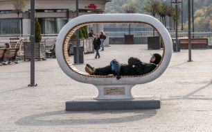 Мужчина отдыхает на скамейке