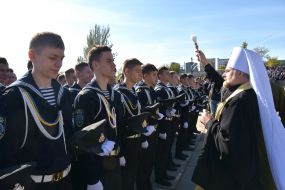 Священник окропляет святой водой курсантов Херсонской государственной морской академии