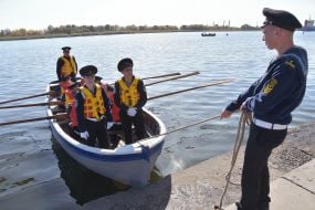 Курсанты Херсонской государственной морской академии на лодке