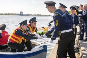 Курсанты Херсонской государственной морской академии на лодке