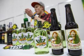 Alcoholic beverage based on cannabis