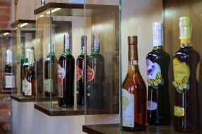 Пляшки з винами у скляних вітринах