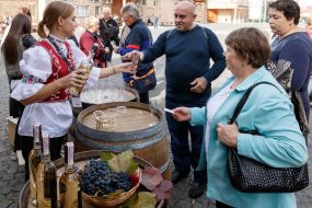Відвідувачі музею купують вино