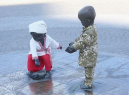 Sculptural composition "Children who let the boats" or "Children - the founders of Kiev"