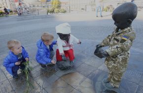 Sculptural composition "Children who let the boats" or "Children - the founders of Kiev"