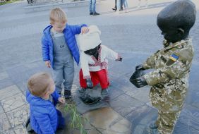 Sculptural composition "Children who let the boats" or "Children - the founders of Kiev"