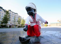 Sculptural composition "Children who let the boats" or "Children - the founders of Kiev"