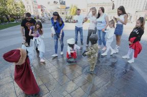 Sculptural composition "Children who let the boats" or "Children - the founders of Kiev"