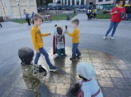 Sculptural composition "Children who let the boats" or "Children - the founders of Kiev"
