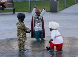 Sculptural composition "Children who let the boats" or "Children - the founders of Kiev"