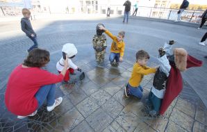 Sculptural composition "Children who let the boats" or "Children - the founders of Kiev"